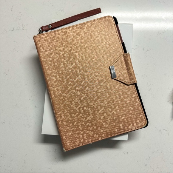 iPad Air 1st Gen 📱 16GB Wi-Fi + Box, Adapter, & Bonus Case – Good Condition! - Picture 10 of 11